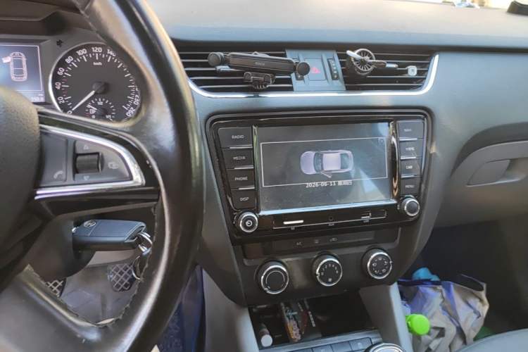 Used Skoda Octavia 2015 1.4TSI Manual Yijun Edition Audio And AC Panel