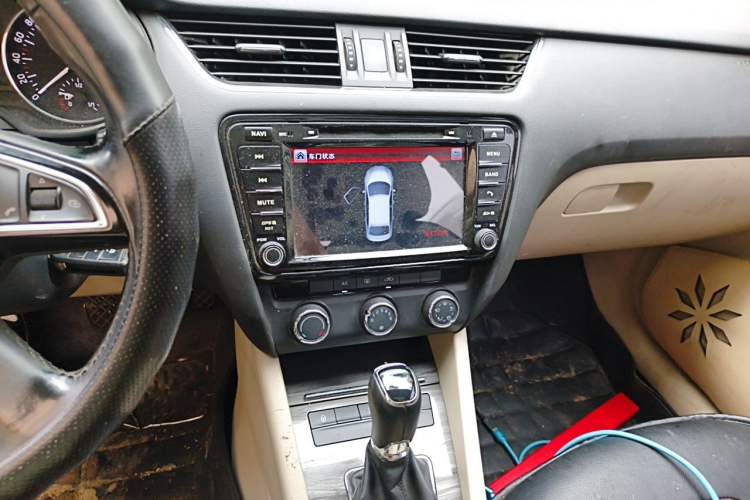 Used Skoda Octavia 2015 1.6L Automatic Yijun Edition Audio And AC Panel