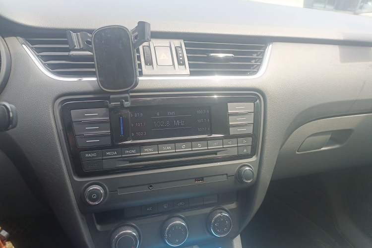 Used Skoda Octavia 2015 1.6L Automatic Yijun Edition Audio And AC Panel