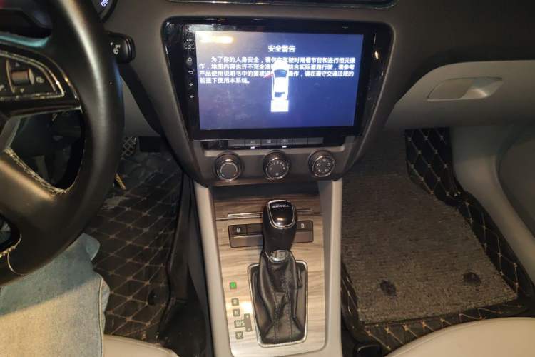 Used Skoda Octavia 2015 1.6L Automatic Yijun Edition Audio And AC Panel