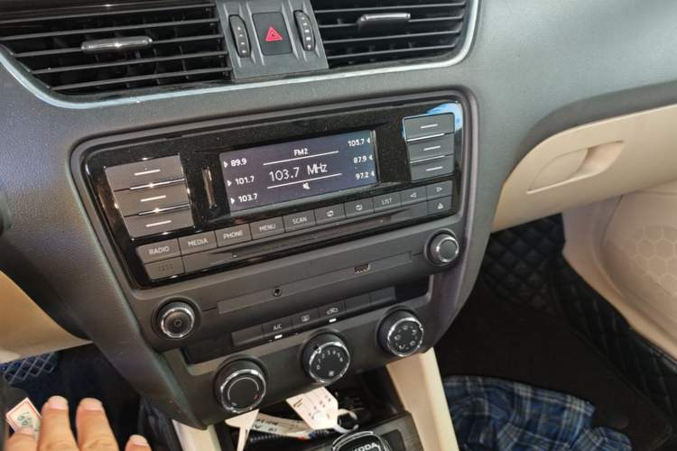 Used Skoda Octavia 2015 1.6L Automatic Yijun Edition Audio And AC Panel