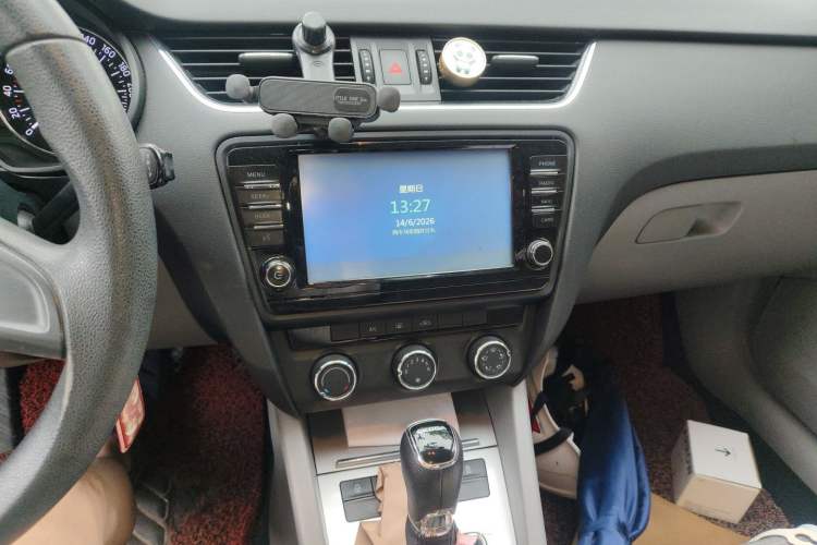 Used Skoda Octavia 2015 1.6L Automatic Yijie Edition Audio And AC Panel