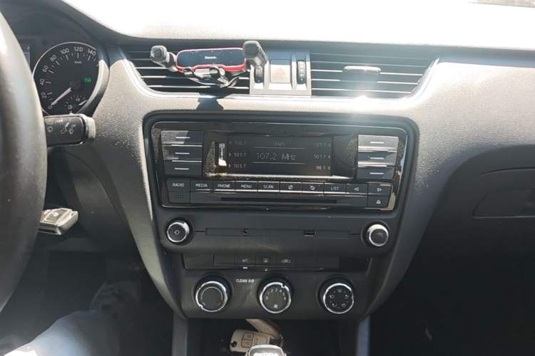 Used Skoda Octavia 2015 Classic Model 1.6L Automatic Elegance Edition Audio And AC Panel