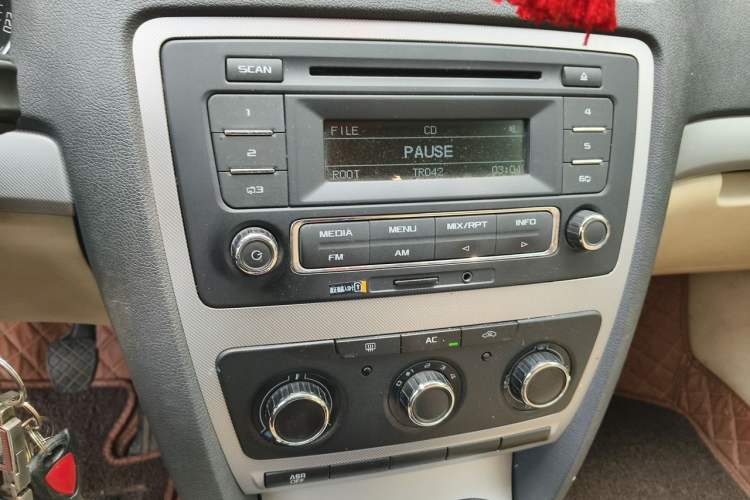 Used Skoda Octavia 2015 Classic Model 1.6L Manual Yijie Edition Audio And AC Panel