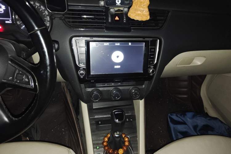 Used Skoda Octavia 2015 1.6L Automatic Yijun Edition Audio And AC Panel
