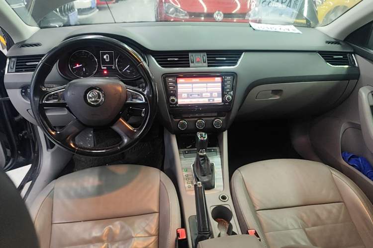 Used Skoda Octavia 2015 1.6L Automatic Yijun Edition Audio And AC Panel