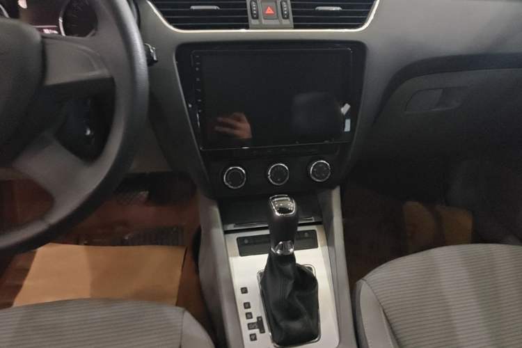 Used Skoda Octavia 2015 1.6L Automatic Yijie Edition Audio And AC Panel