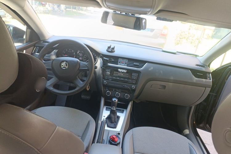 Used Skoda Octavia 2015 1.6L Automatic Yijie Edition Center Console