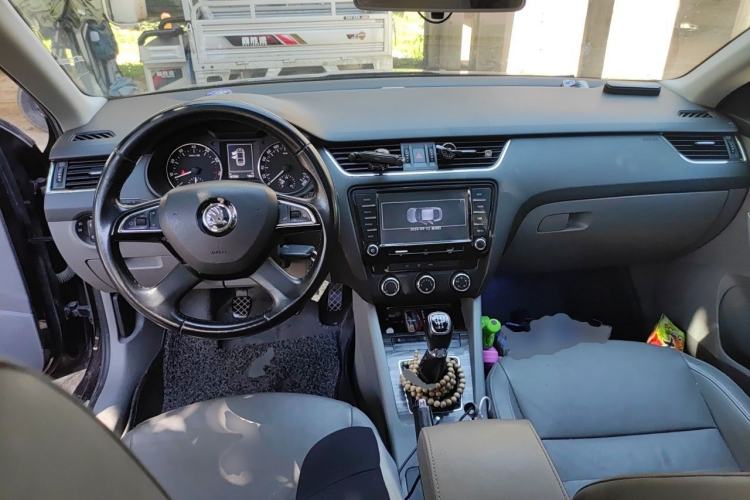Used Skoda Octavia 2015 1.4TSI Manual Yijun Edition Center Console