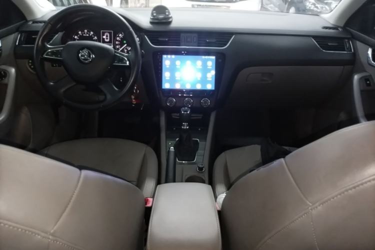 Used Skoda Octavia 2015 1.6L Automatic Yijun Edition Center Console