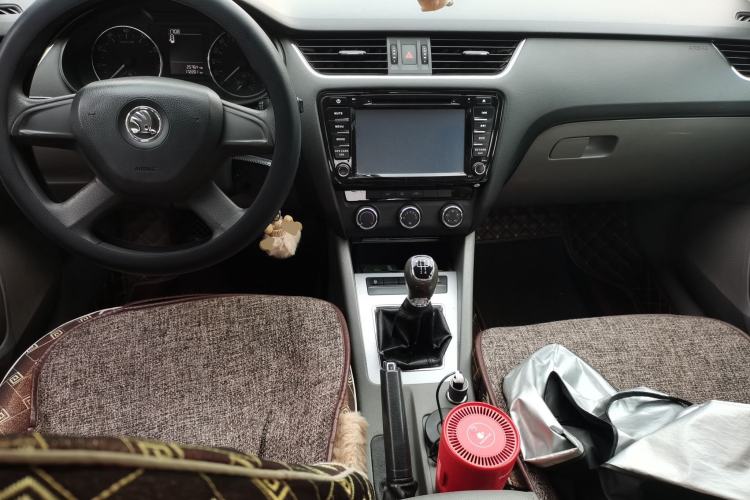 Used Skoda Octavia 2015 1.6L Manual Yijie Edition Center Console