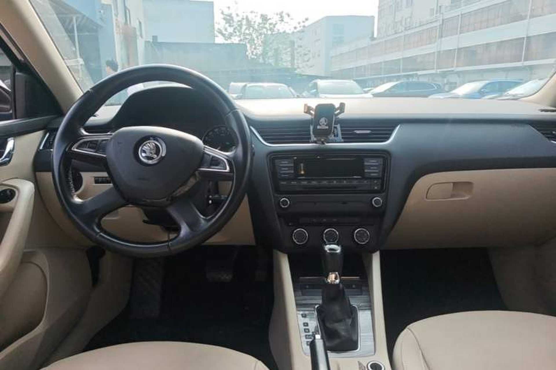 Used Skoda Octavia 2015 1.6L Automatic Yijun Edition Center Console