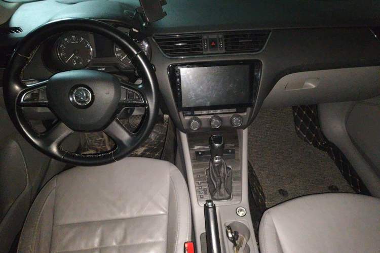 Used Skoda Octavia 2015 1.6L Automatic Yijun Edition Center Console