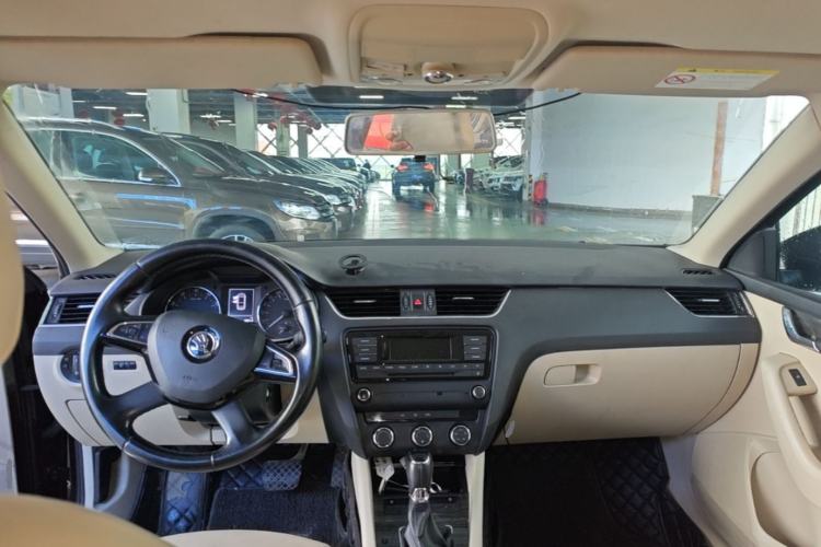Used Skoda Octavia 2015 1.6L Automatic Yijun Edition Center Console