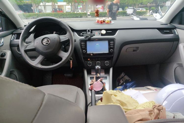 Used Skoda Octavia 2015 1.6L Automatic Yijie Edition Center Console