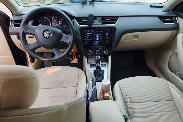 Used Skoda Octavia 2015 1.6L Automatic Yijie Edition Center Console