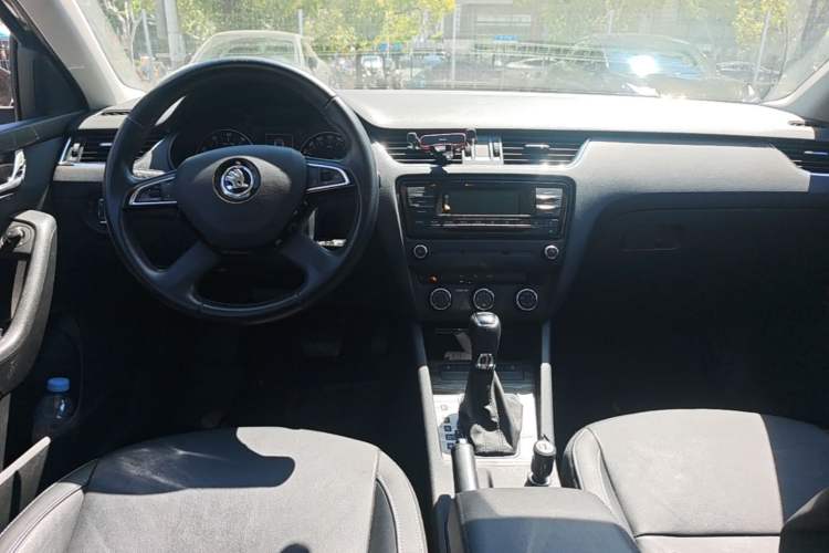 Used Skoda Octavia 2015 Classic Model 1.6L Automatic Elegance Edition Center Console