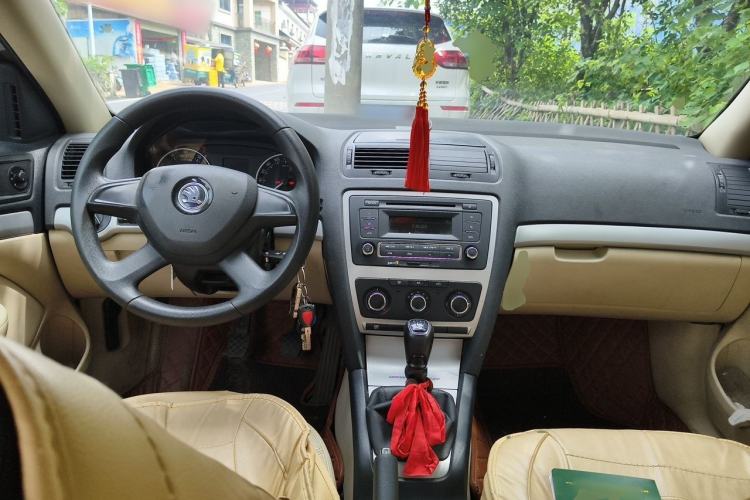 Used Skoda Octavia 2015 Classic Model 1.6L Manual Yijie Edition Center Console