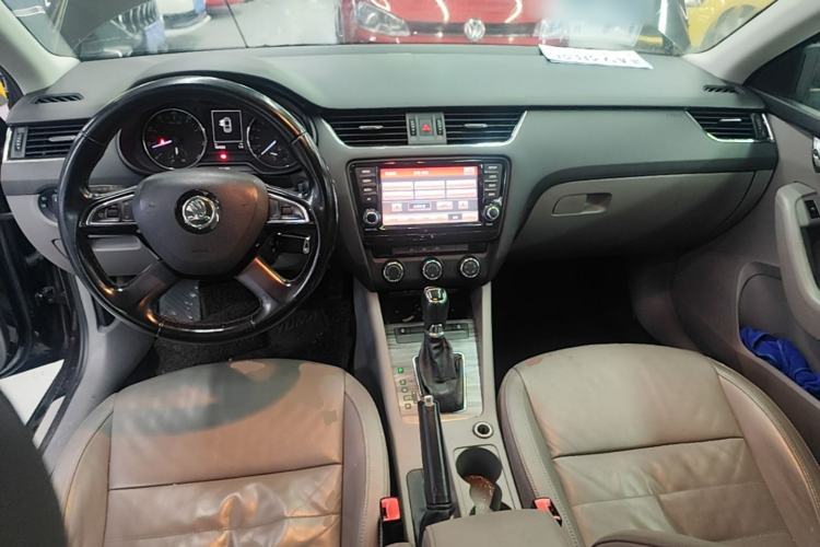 Used Skoda Octavia 2015 1.6L Automatic Yijun Edition Center Console