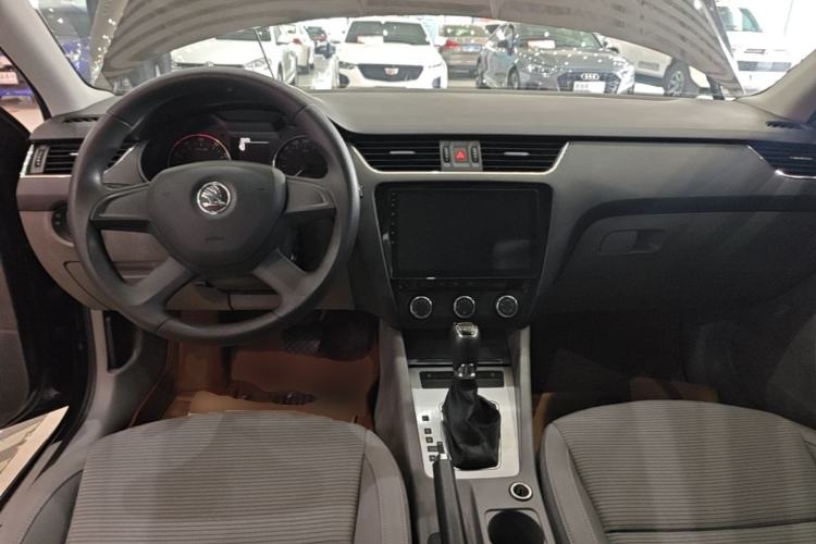 Used Skoda Octavia 2015 1.6L Automatic Yijie Edition Center Console