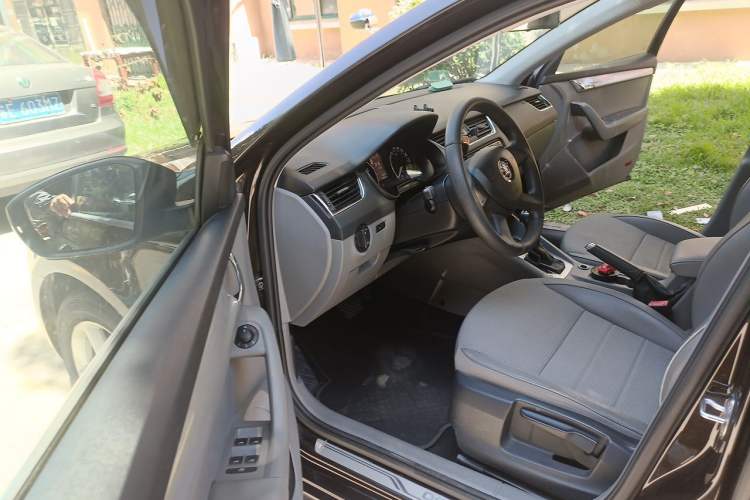 Used Skoda Octavia 2015 1.6L Automatic Yijie Edition Driver Seat