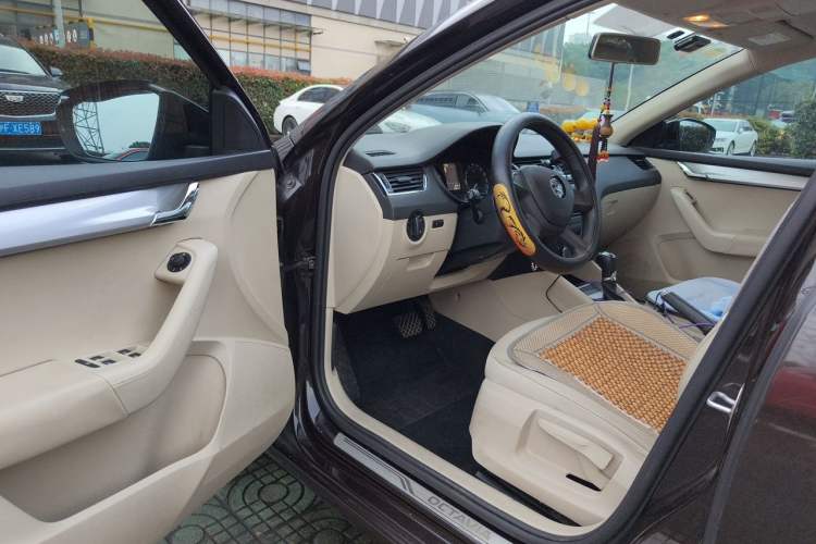 Used Skoda Octavia 2015 1.6L Automatic Yijie Edition Driver Seat