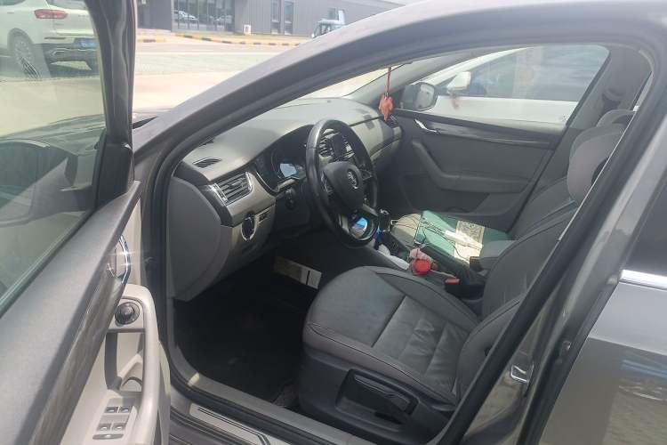 Used Skoda Octavia 2015 1.6L Automatic Yijun Edition Driver Seat
