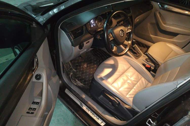 Used Skoda Octavia 2015 1.6L Automatic Yijun Edition Driver Seat