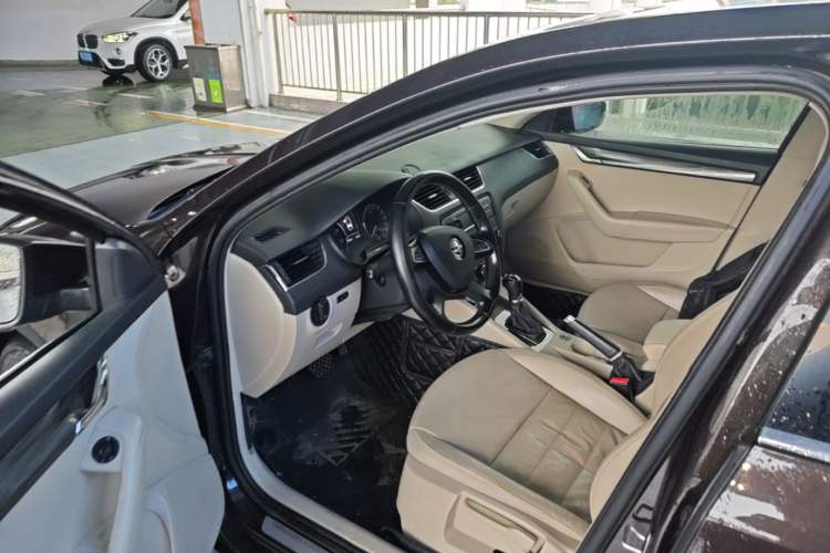 Used Skoda Octavia 2015 1.6L Automatic Yijun Edition Driver Seat