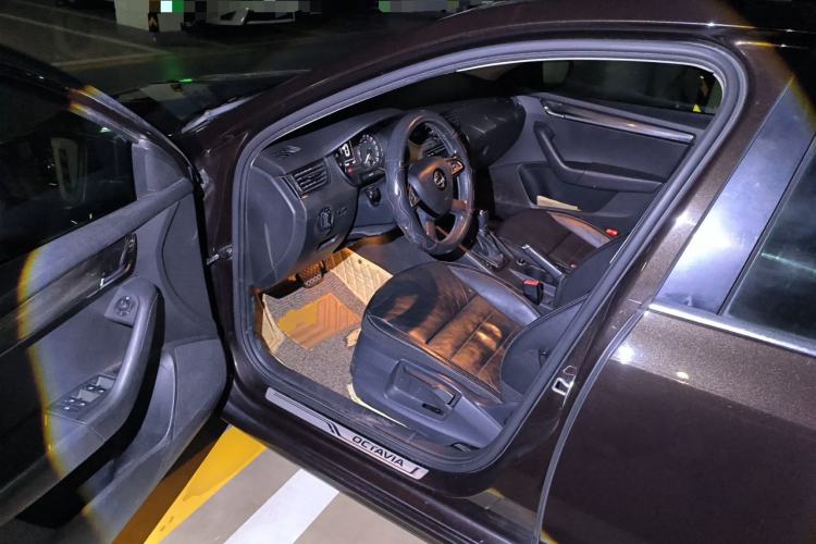 Used Skoda Octavia 2015 1.6L Automatic Yijun Edition Driver Seat