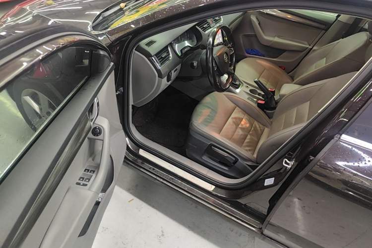 Used Skoda Octavia 2015 1.6L Automatic Yijun Edition Driver Seat
