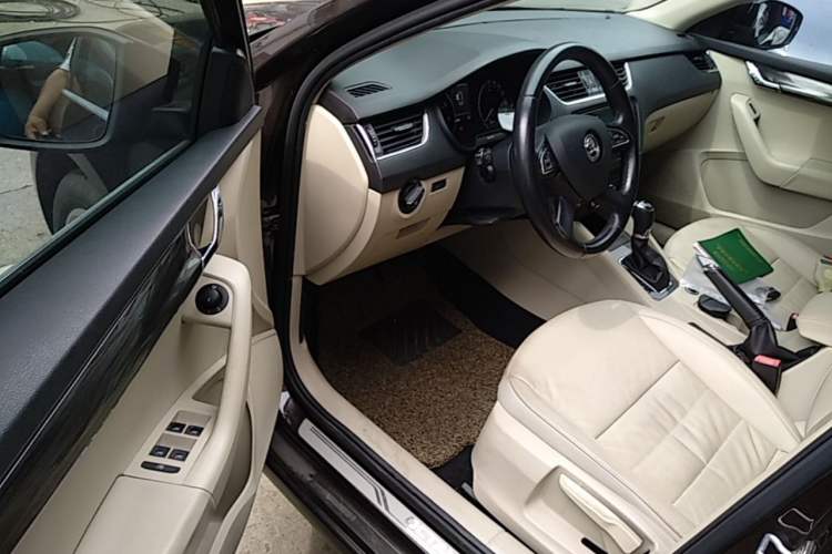 Used Skoda Octavia 2015 1.6L Automatic Yijun Edition Driver Seat