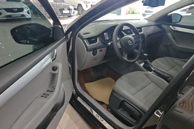 Used Skoda Octavia 2015 1.6L Automatic Yijie Edition Driver Seat
