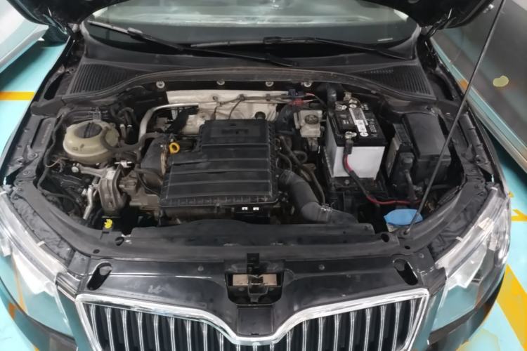 Used Skoda Octavia 2015 1.6L Automatic Yijun Edition Engine Bay