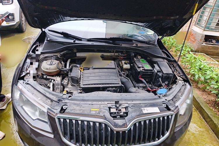 Used Skoda Octavia 2015 1.6L Automatic Yijun Edition Engine Bay