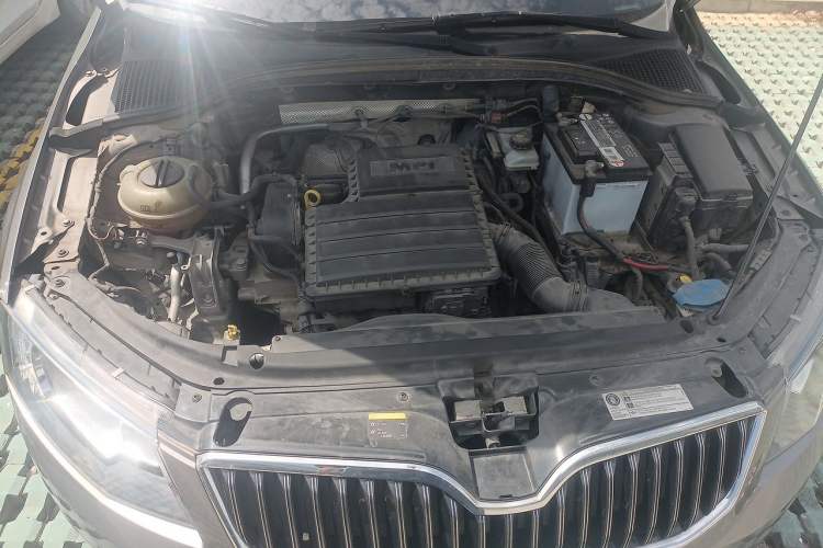 Used Skoda Octavia 2015 1.6L Automatic Yijun Edition Engine Bay