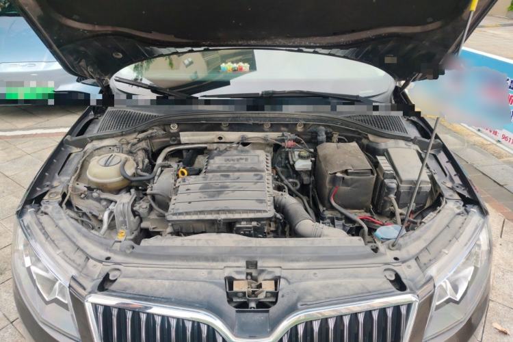 Used Skoda Octavia 2015 1.6L Automatic Yijie Edition Engine Bay