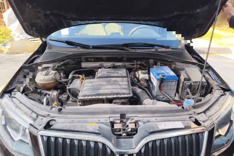 Used Skoda Octavia 2015 1.6L Automatic Yijie Edition Engine Bay
