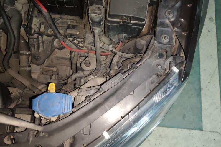Used Skoda Octavia 2015 1.6L Automatic Yijun Edition Engine Bay Left