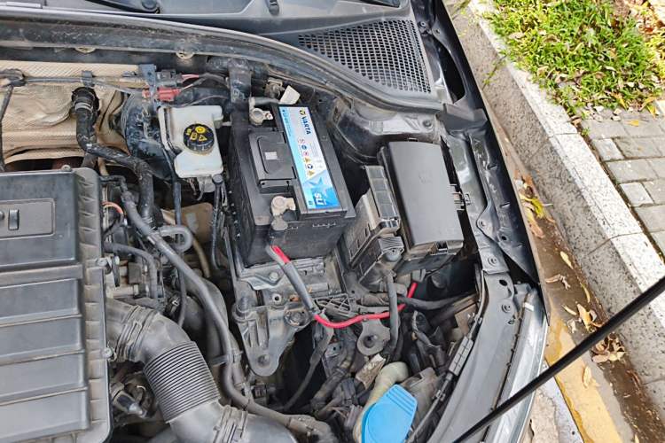 Used Skoda Octavia 2015 1.6L Automatic Yijie Edition Engine Bay Left