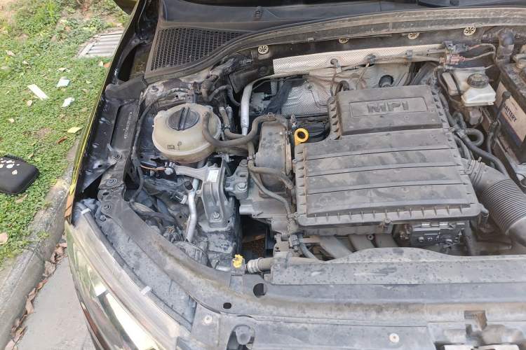 Used Skoda Octavia 2015 1.6L Automatic Yijie Edition Engine Bay Right