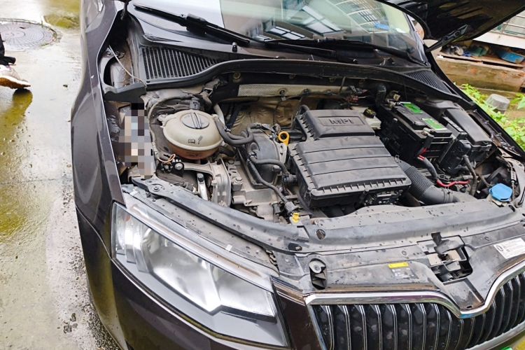 Used Skoda Octavia 2015 1.6L Automatic Yijun Edition Engine Bay Right
