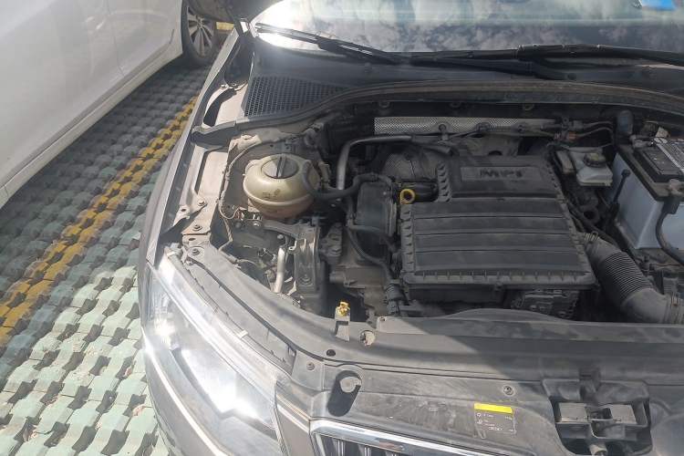 Used Skoda Octavia 2015 1.6L Automatic Yijun Edition Engine Bay Right