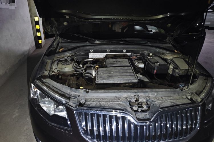 Used Skoda Octavia 2015 1.6L Automatic Yijun Edition Engine Bay Right