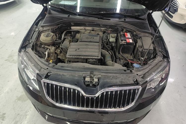 Used Skoda Octavia 2015 1.6L Automatic Yijun Edition Engine Bay