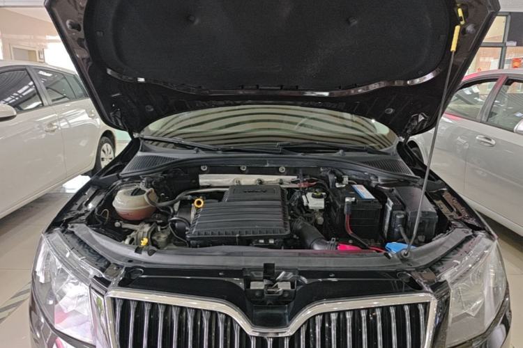 Used Skoda Octavia 2015 1.6L Automatic Yijie Edition Engine Bay