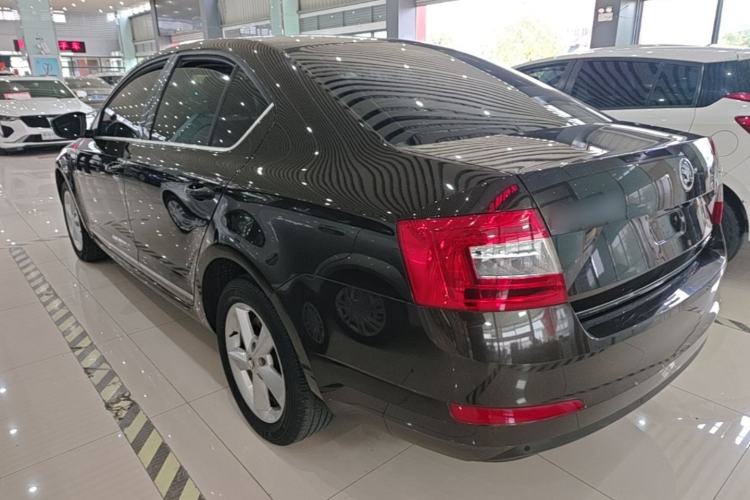 Used Skoda Octavia 2015 1.6L Automatic Yijie Edition Exterior 2
