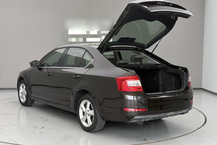 Used Skoda Octavia 2015 1.6L Automatic Yijun Edition Exterior 4