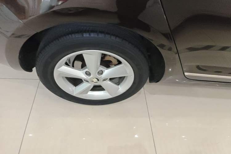 Used Skoda Octavia 2015 1.6L Automatic Yijie Edition Exterior 5