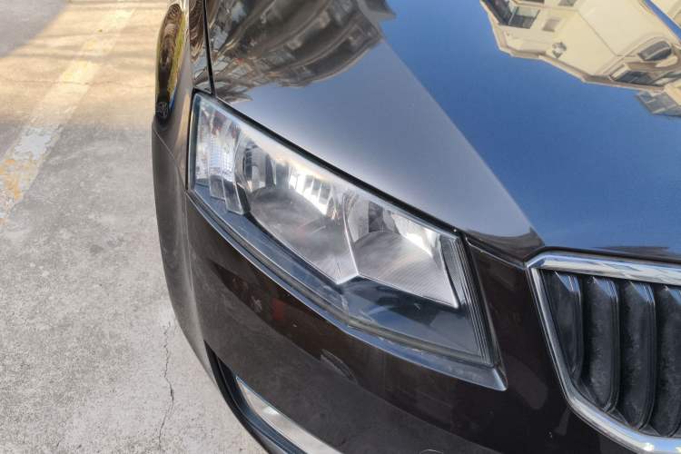 Used Skoda Octavia 2015 1.6L Automatic Yijie Edition Exterior 6